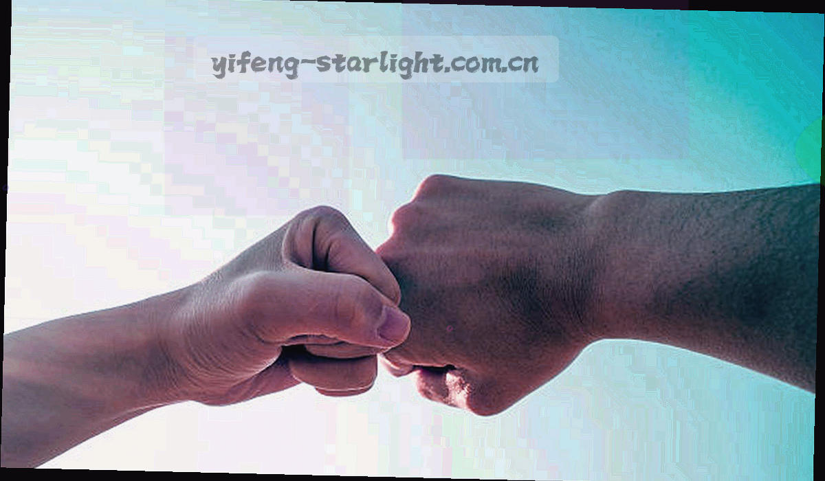 由三个发光节点与连线组成的抽象步骤示意，表示从登录到逐条核对的过程
